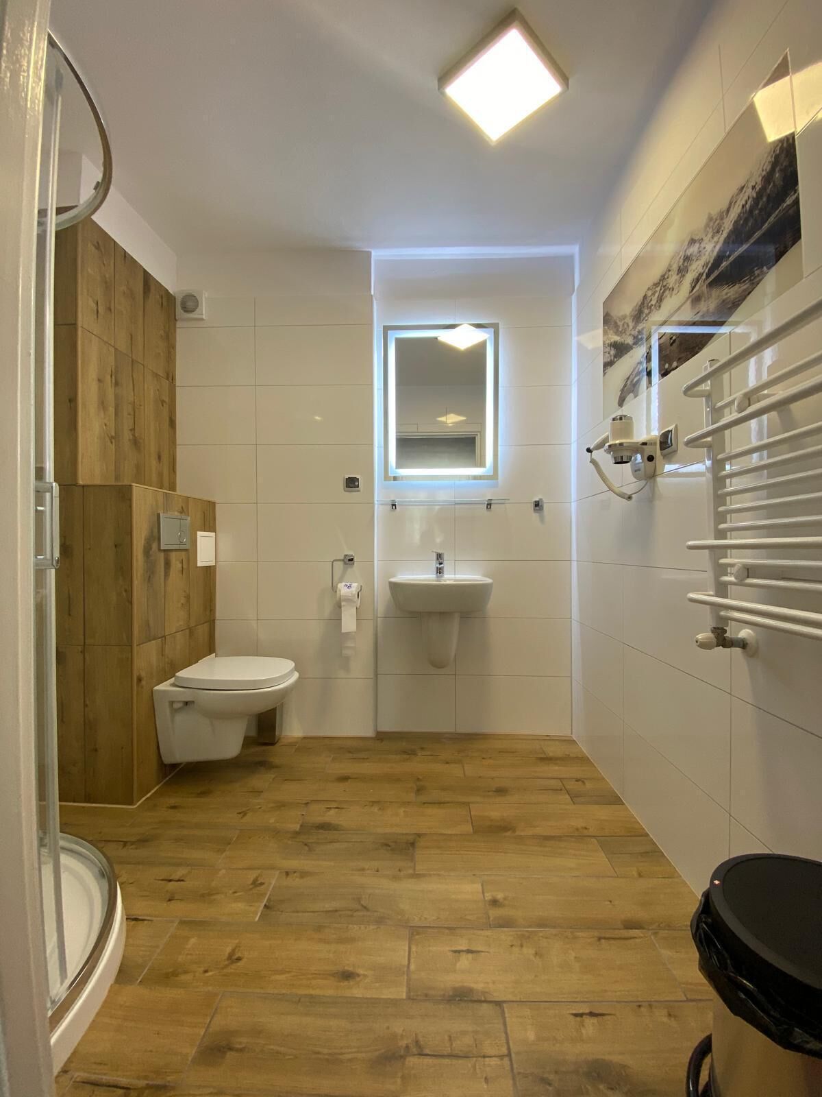 Uma casa de banho compacta com sanita, lavatório e zona de duche.