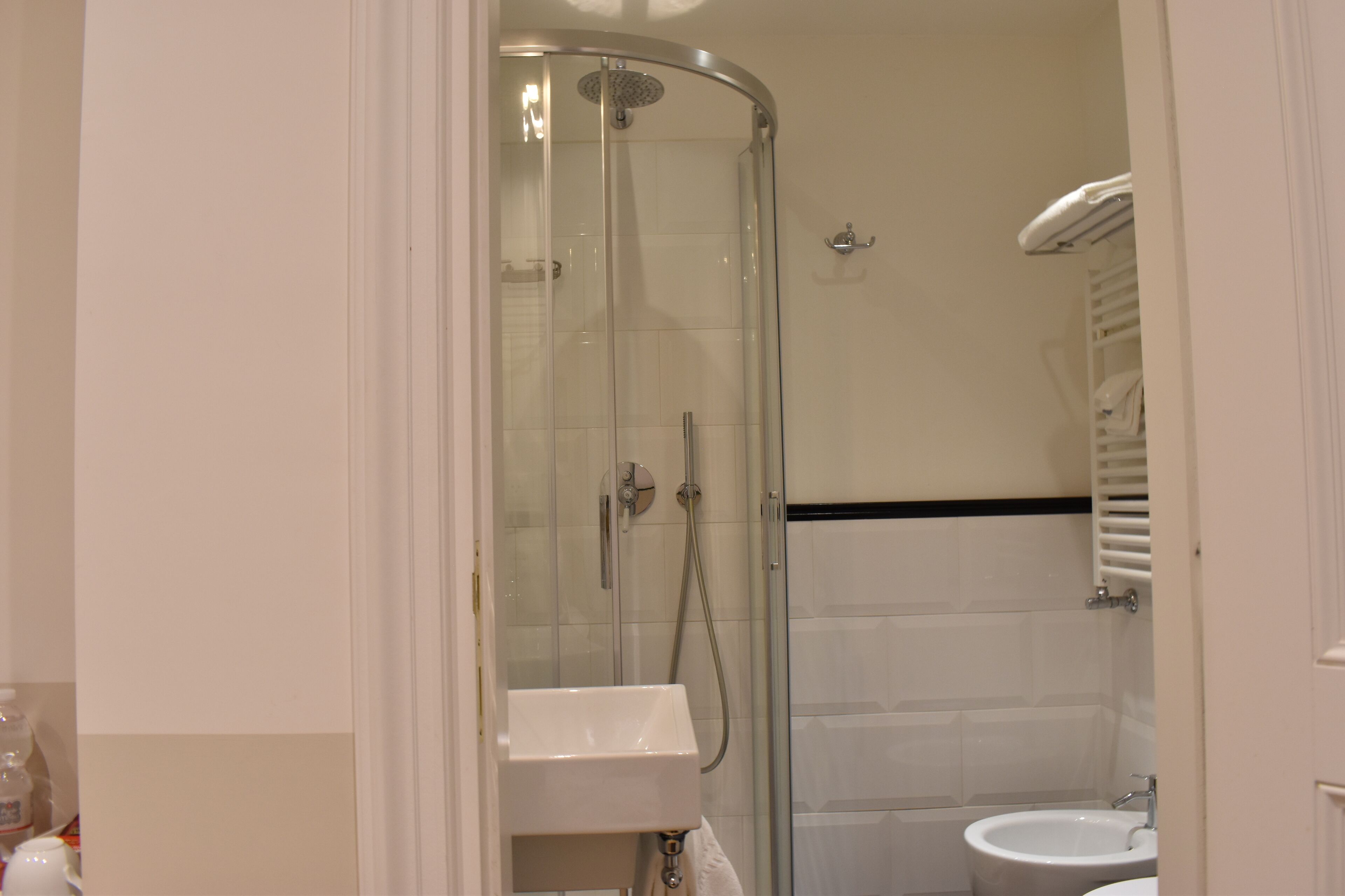 Un bagno moderno con doccia vetrata, lavandino a piedistallo e servizi igienici.