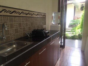 Adoravel | Private kitchen | Full-sized fridge, stovetop, coffee/tea maker, electric kettle - Pousada Canggu (Canggu)