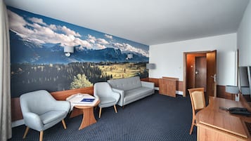 Apartamento, vista para a montanha | Área de estar | TV