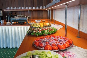 Breakfast, lunch and dinner served - Hotel Tatry - POLSKIE TATRY S.A. (Poronin)