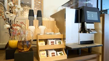 Daily cooked-to-order breakfast (JPY 990 per person)