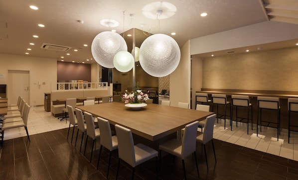Daily cooked-to-order breakfast (JPY 990 per person)