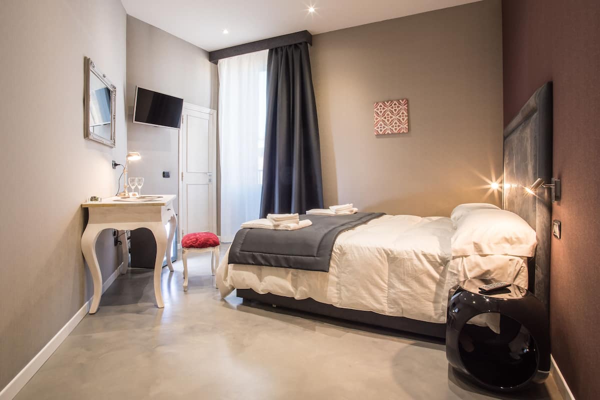 Habitación triple estándar | Edredón, minibar, caja de seguridad en la habitación y escritorio