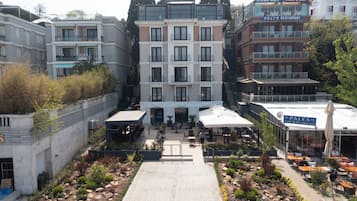 Vista frontal de la propiedad