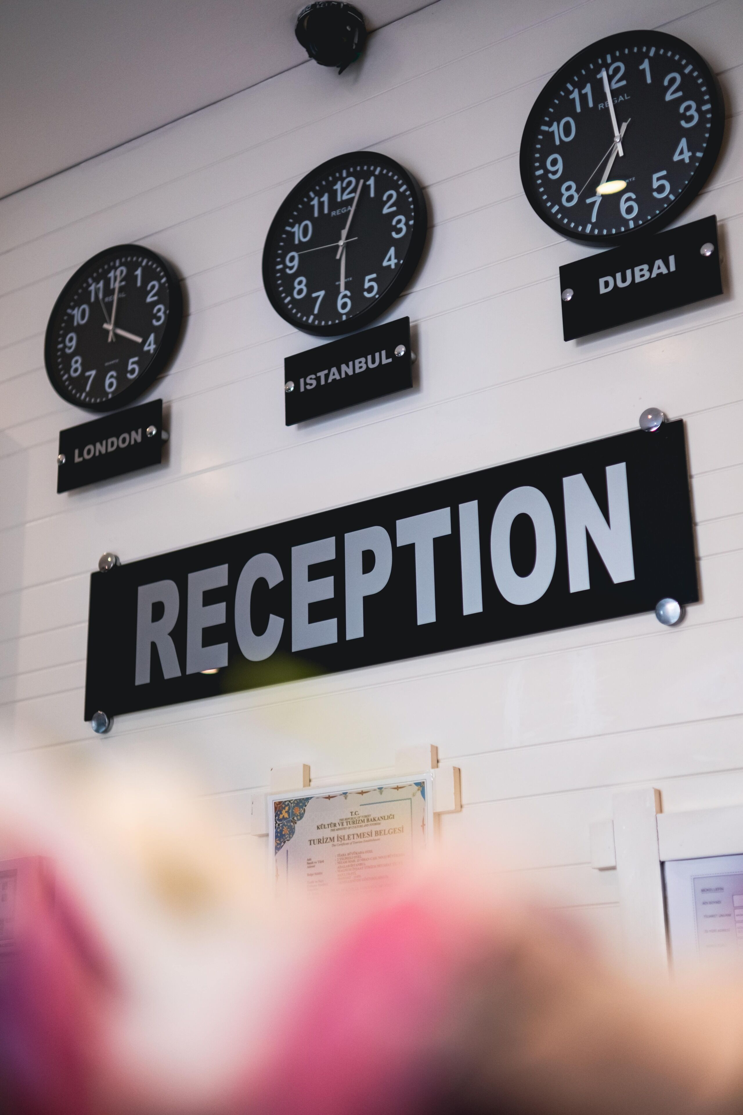 Zona de recepción con relojes que muestran la hora de Londres, Estambul y Dubái.