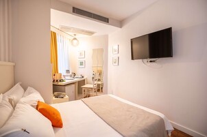 Quarto básico | Frigobar, espaço de trabalho para notebook, quartos à prova de som