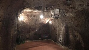 A dimly lit, narrow passageway with rough, uneven walls and a tiled floor. - La Perla del Sannio (Sant'Agata de'Goti)