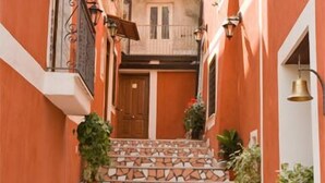 A narrow alleyway with a staircase leading to a building entrance. - La Perla del Sannio (Sant'Agata de'Goti)