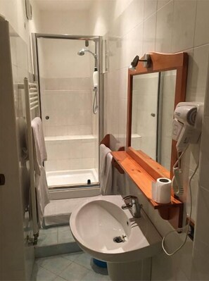 Double Room | Bathroom | Shower, hair dryer - La Perla del Sannio (Sant'Agata de'Goti)