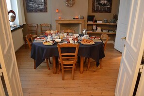 Free daily continental breakfast - B&B at Room's (Ypres)