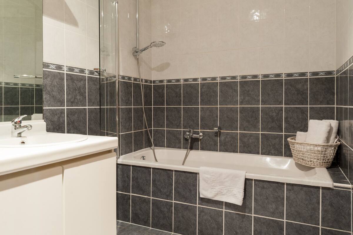 premium double room, bathtub | bathroom | free toiletries, towels
