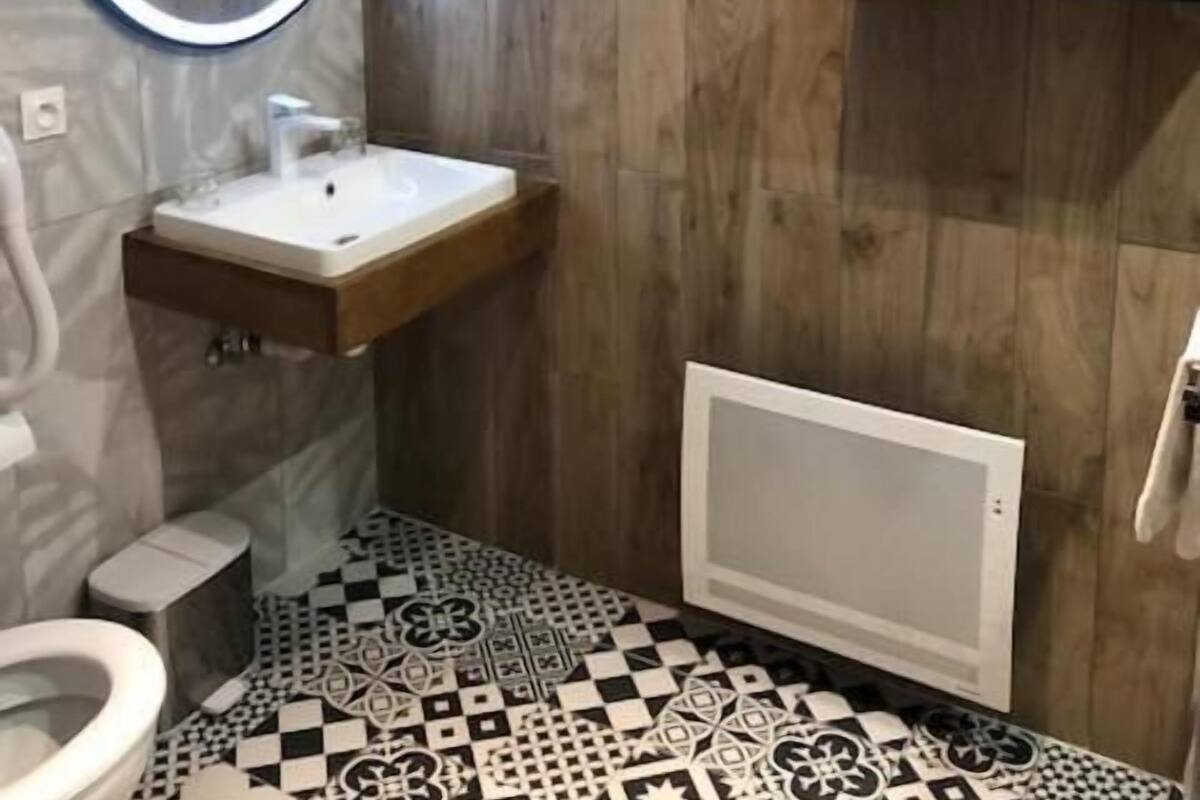 free toiletries, towels