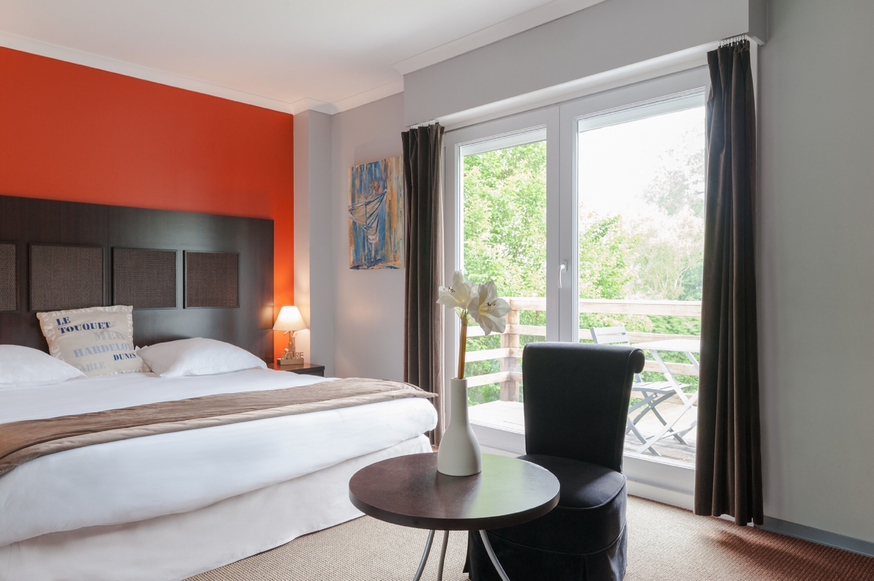 deluxe double room, garden area | minibar, in-room safe, individually decorated, soundproofing