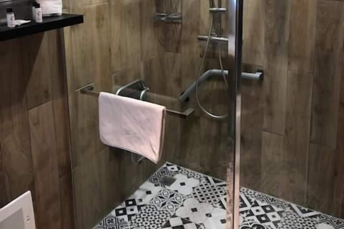 free toiletries, towels