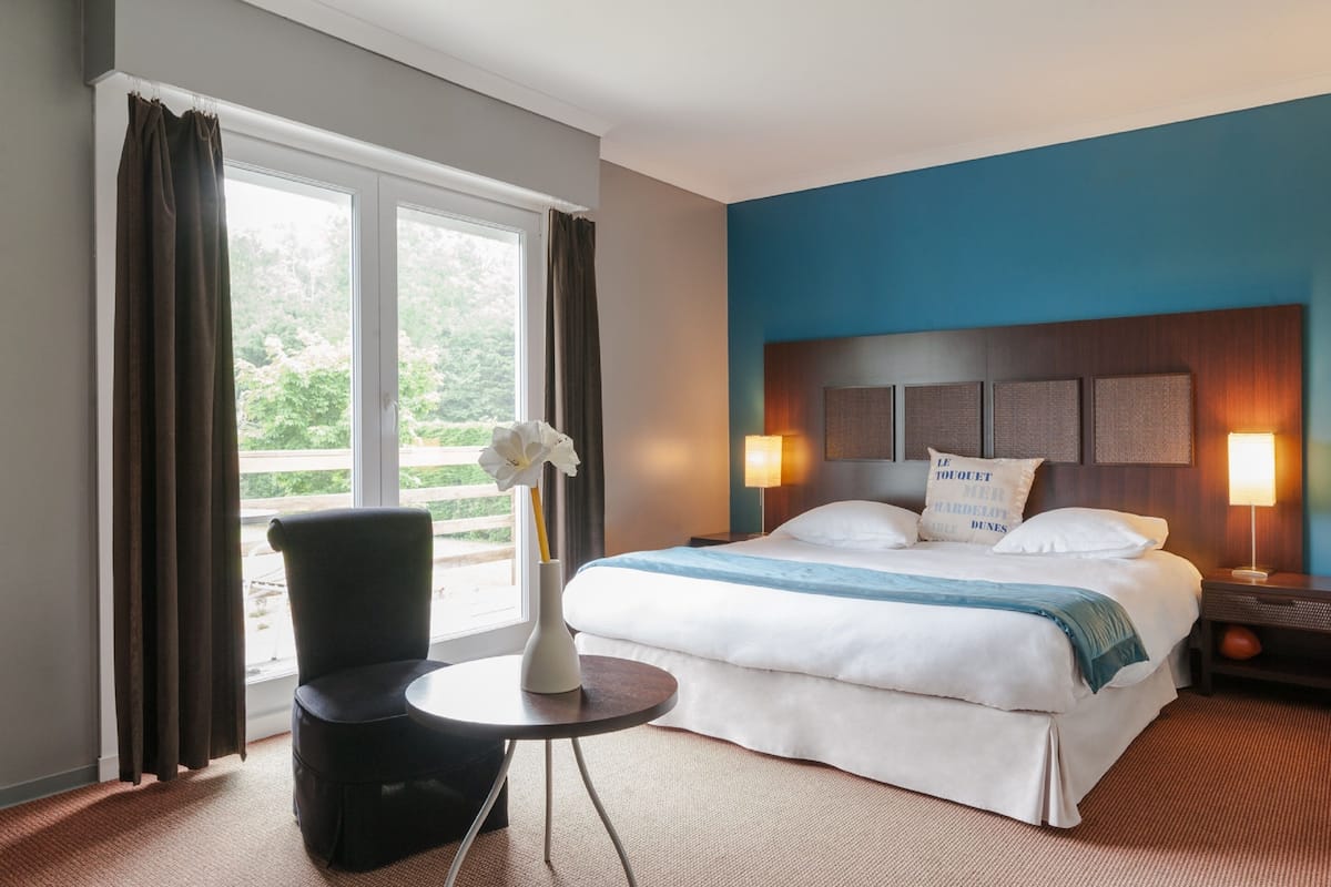 deluxe double room, garden area | minibar, in-room safe, individually decorated, soundproofing