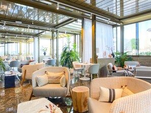 2 间餐厅，供应早餐、午餐和晚餐，国际美食