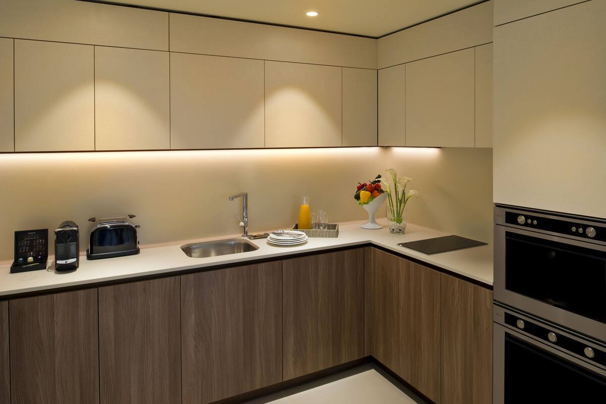 microwave, stovetop, coffee/tea maker, electric kettle