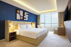 高档床上用品、迷你吧、客房内保险箱、办公桌