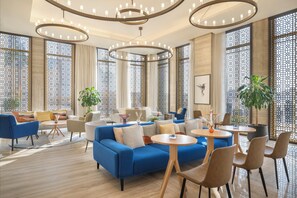 2 restaurantes; se sirve desayuno, almuerzo y cena; cocina internacional