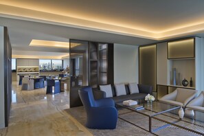 2 restaurants; breakfast, lunch, and dinner served - voco Doha West Bay Suites by IHG (Doha)