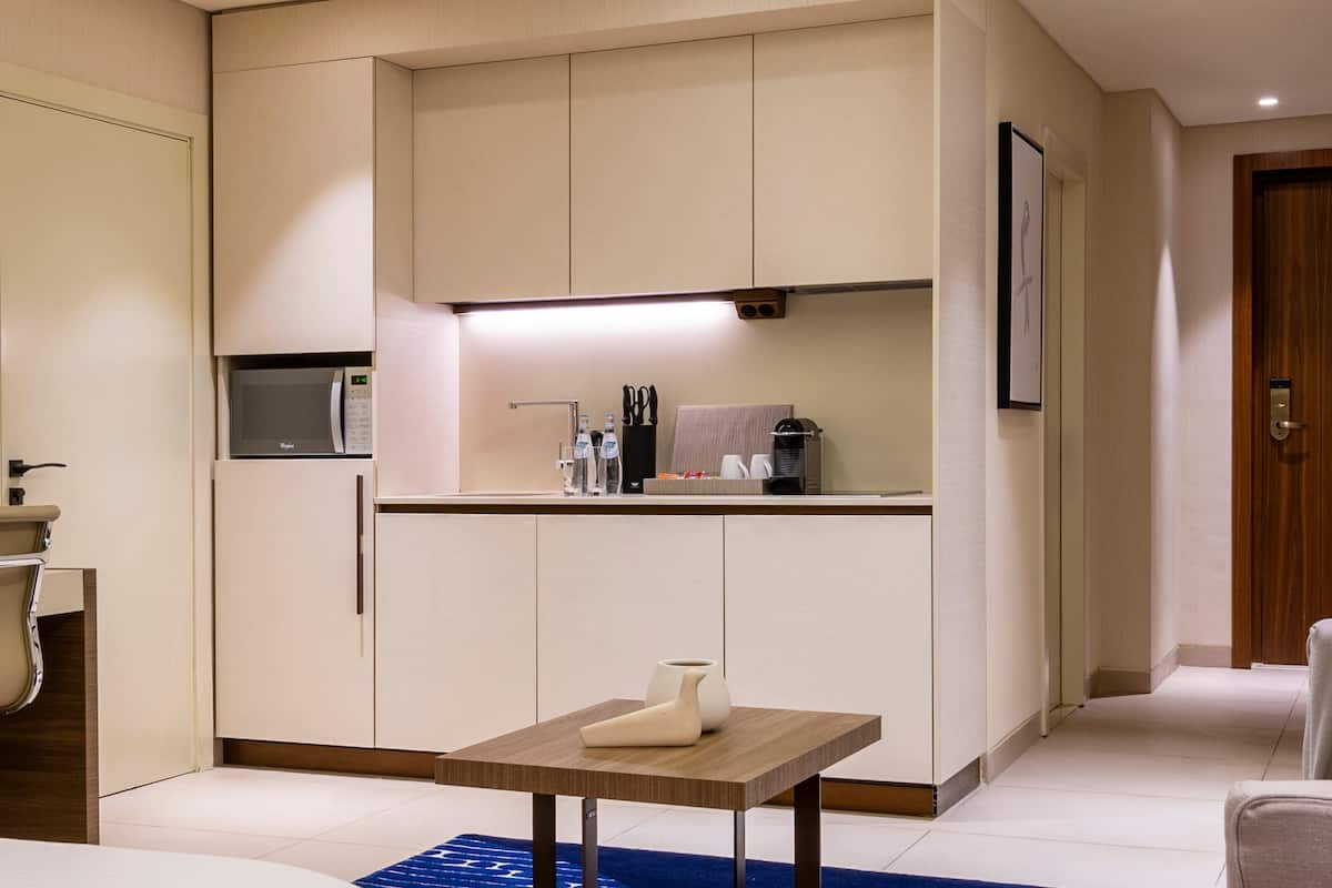 microwave, stovetop, coffee/tea maker, electric kettle