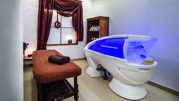 Ein Badezimmer mit blauem Wasserspiel, einem Holzschrank und einer Handtuchablage.