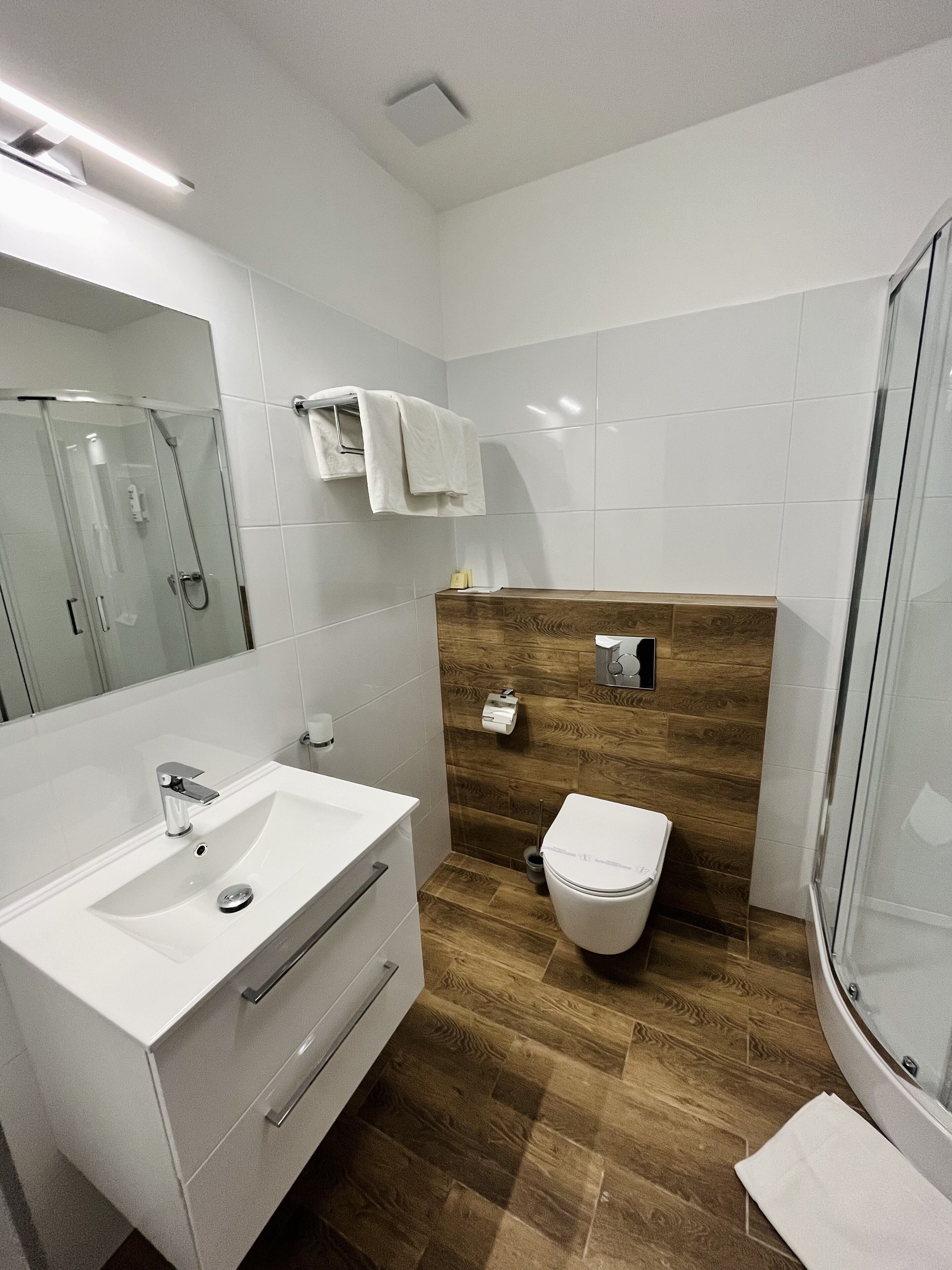 comfort double room, 1 queen bed | bathroom | hair dryer, towels, soap, shampoo