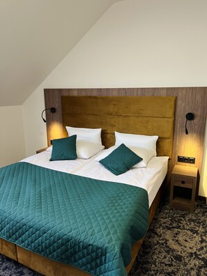 Rom – comfort, 1 queensize-seng | Sengetøy av topp kvalitet, skrivebord, wi-fi (inkludert) og sengetøy