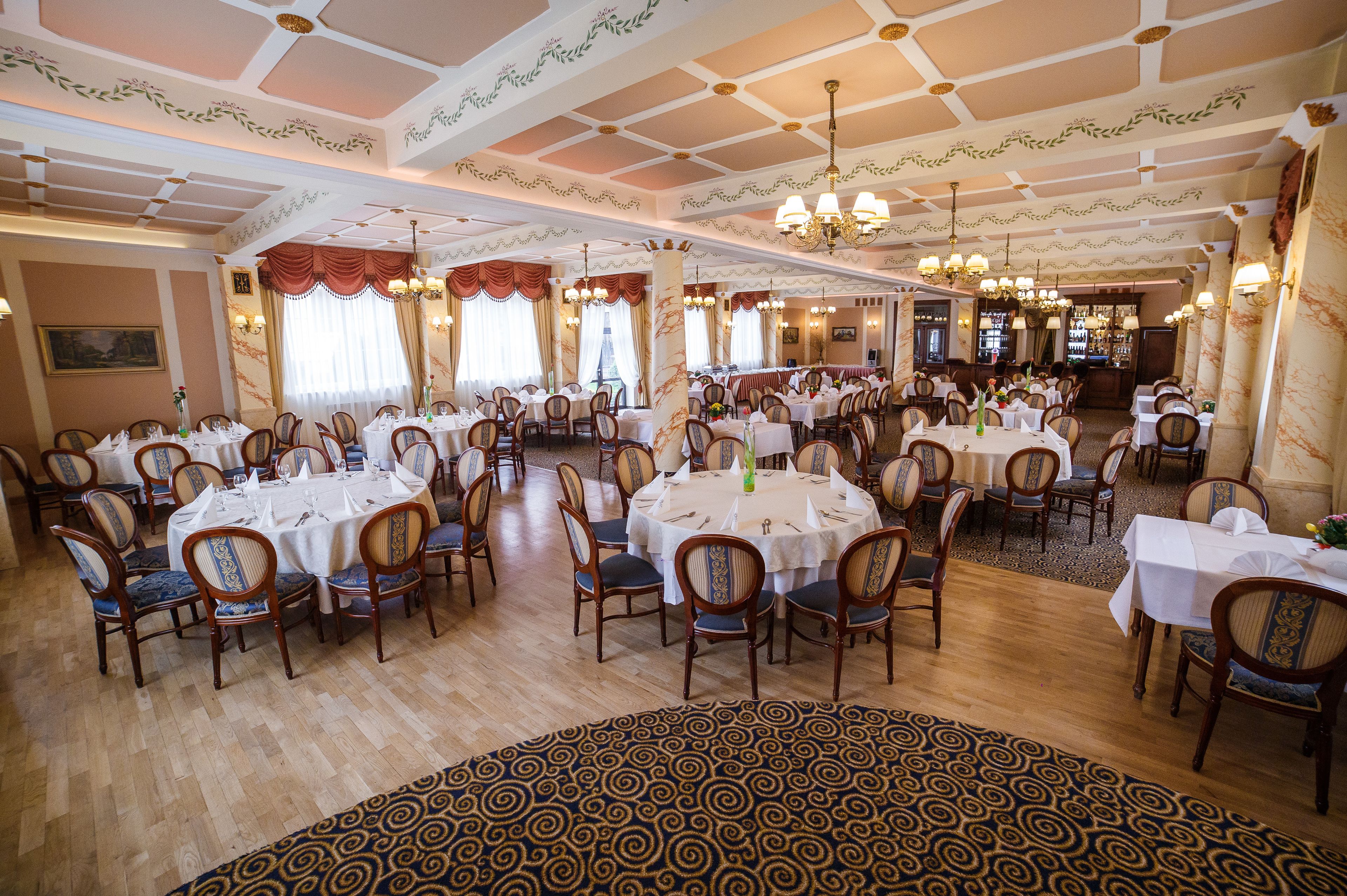 breakfast, lunch, dinner served; international cuisine