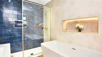 Deluxe Double Room | Bathroom | Combined shower/bathtub, free toiletries, hair dryer, towels