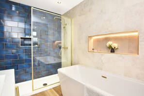 Deluxe Double Room | Bathroom | Combined shower/tub, free toiletries, hair dryer, towels
