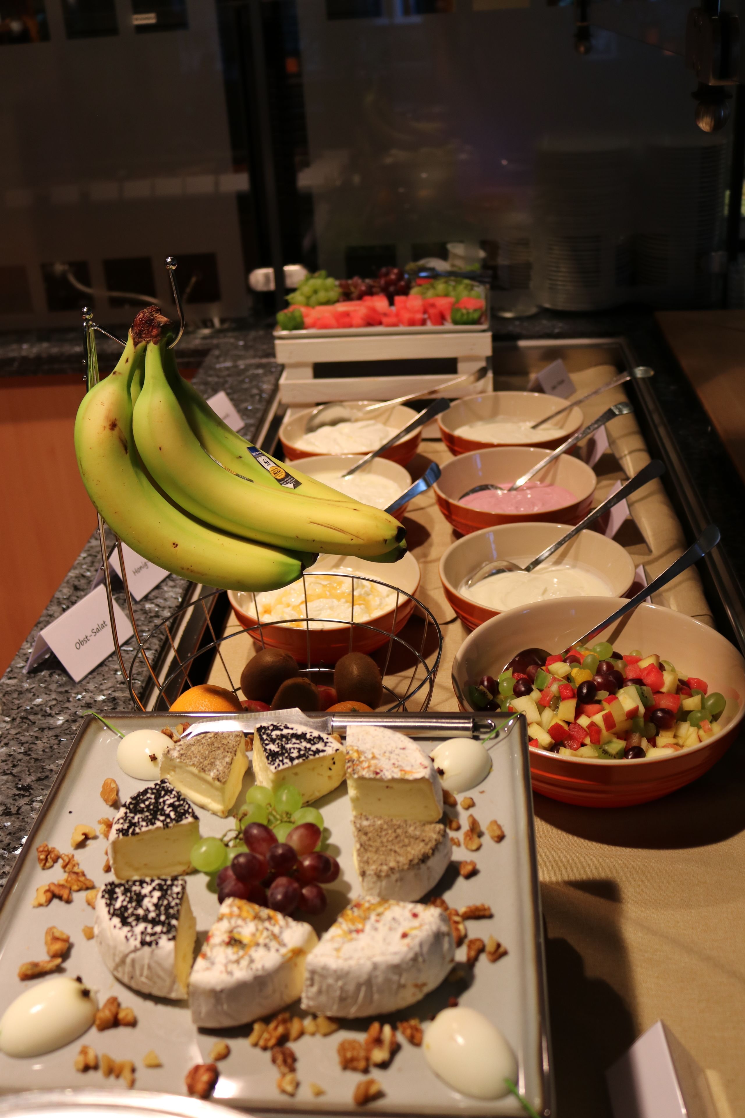 Ein reichhaltiges Buffet mit Käse, Obst und Nüssen.