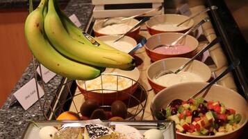 Ein reichhaltiges Buffet mit Käse, Obst und Nüssen.