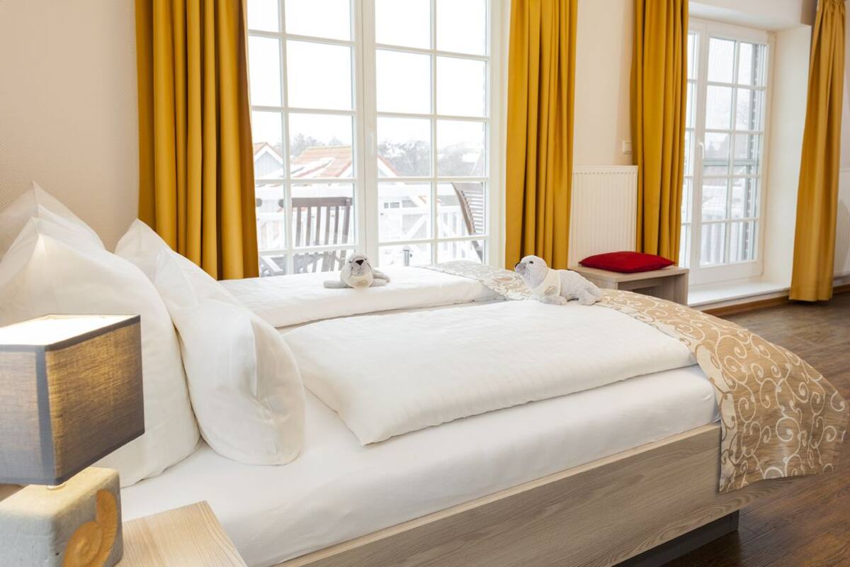 comfort double room (in main or annex building) | hypo-allergenic bedding, in-room safe, blackout curtains