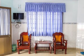 Kamar, pemandangan sungai | Minibar, brankas, meja kerja, dan kedap suara