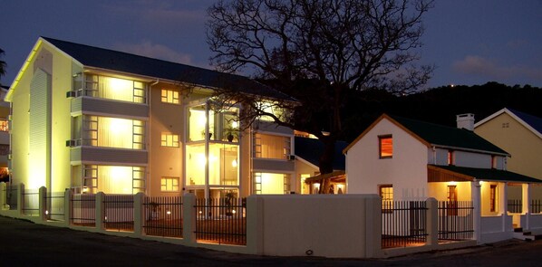 Voorkant accommodatie - avond/nacht