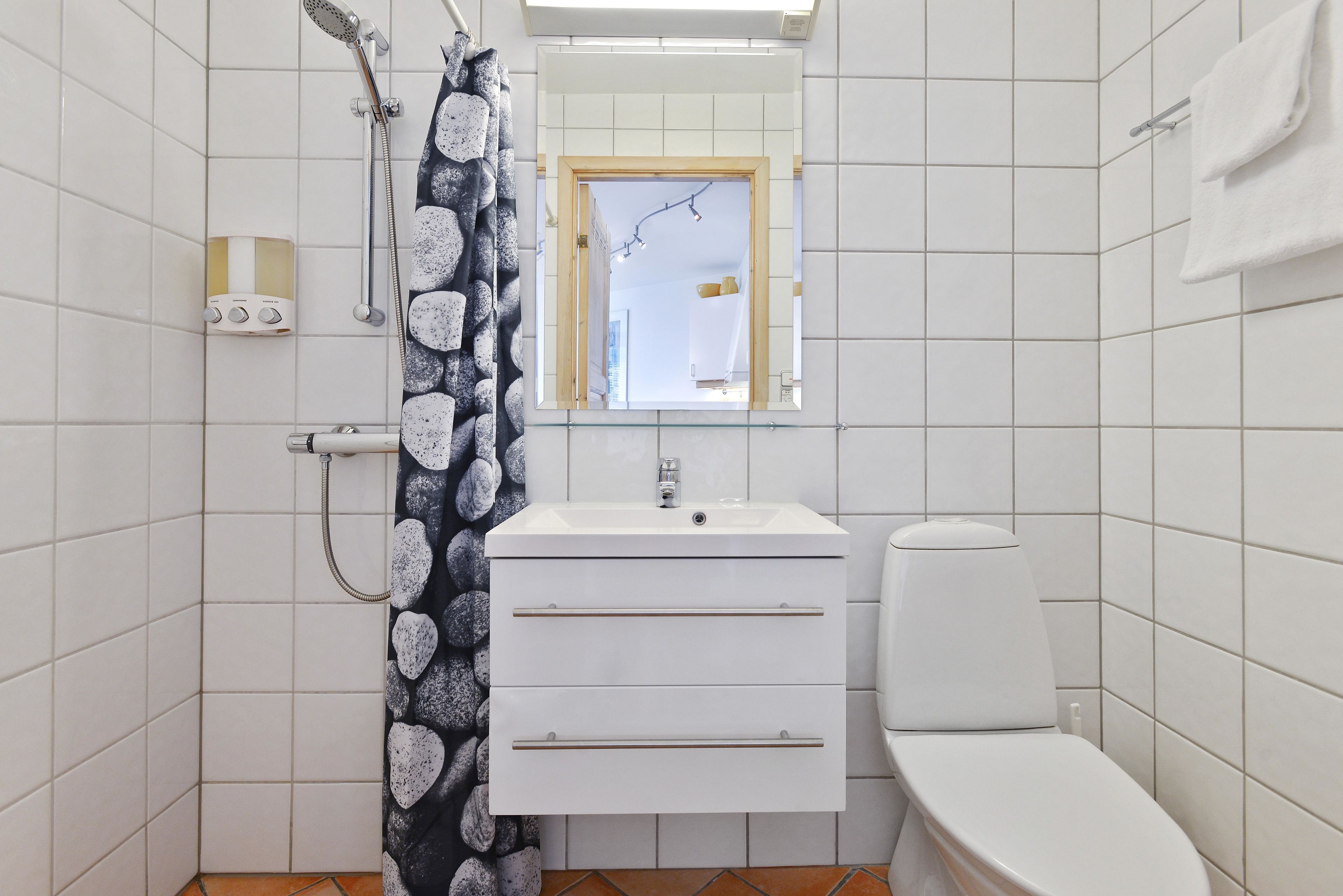 comfort apartment (1 single and 1 sofa bed) | bathroom | free toiletries, hair dryer, heated floors, towels