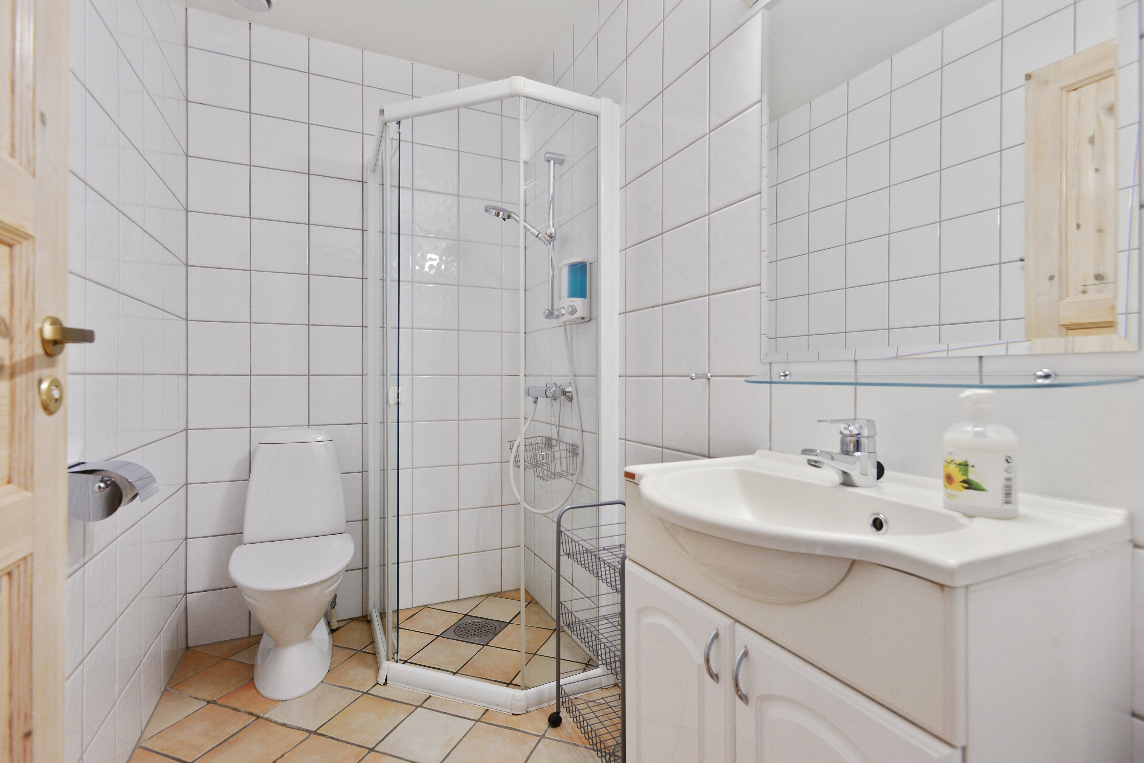 family apartment | bathroom | free toiletries, hair dryer, heated floors, towels