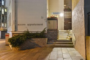 Fassade der Unterkunft – Abend/Nacht