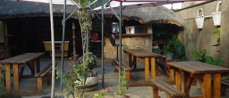Aperto a colazione, pranzo e cena, cucina locale