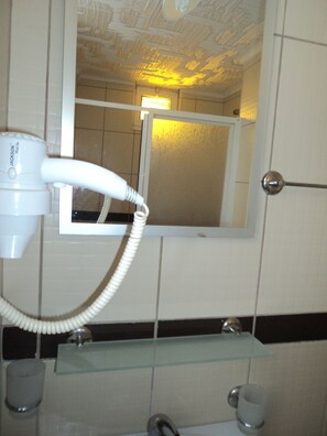 Een douche, een haardroger, pantoffels