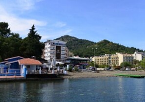 Aan een privéstrand, ligstoelen, parasols
