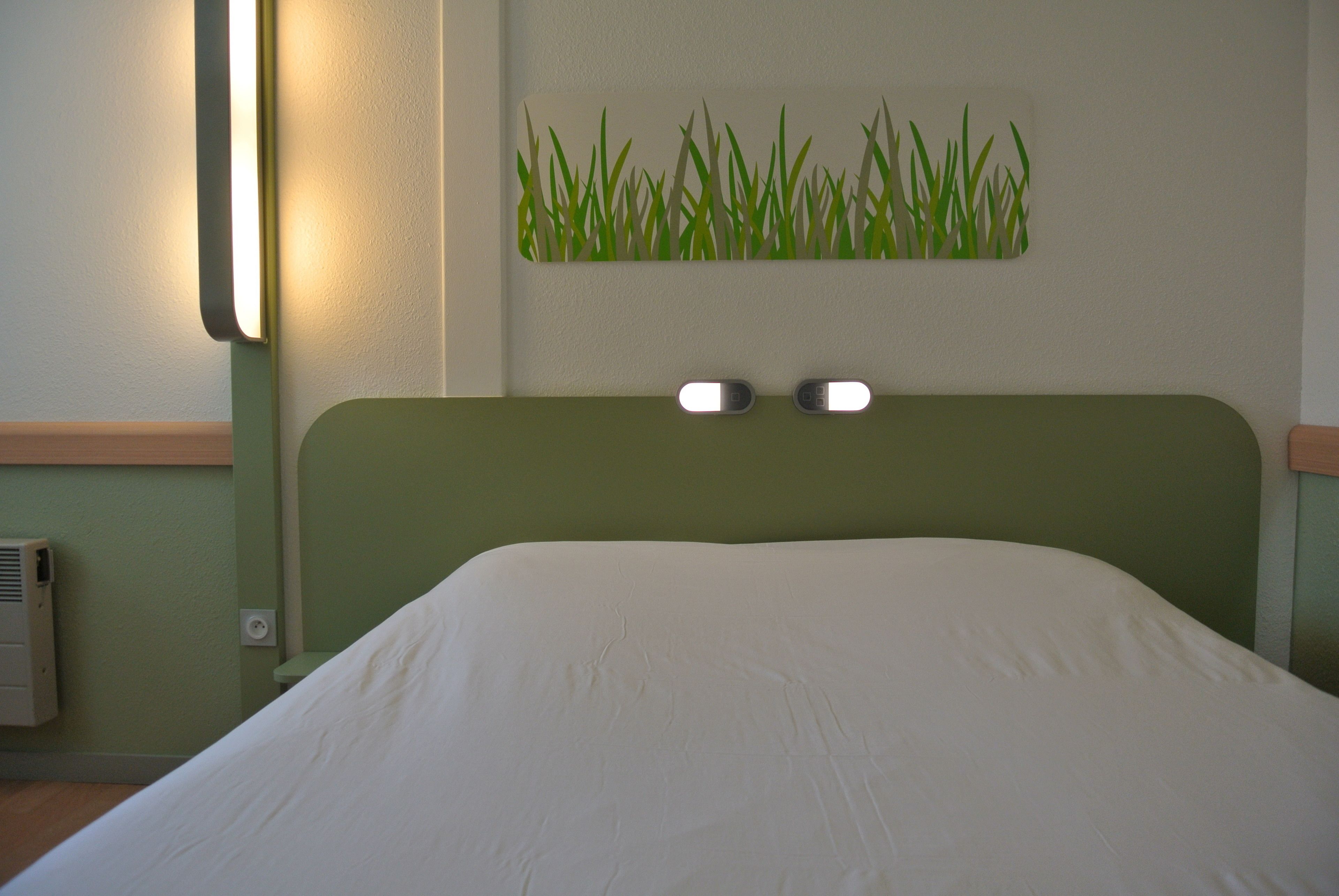 Triple Room, Multiple Beds | Desk, soundproofing, free WiFi, bed sheets