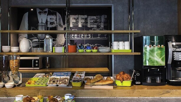 A breakfast buffet setup with various food items, a coffee machine, and a chalkboard with the word 'BUFFET' written on it. - ibis budget Chambéry Sud Challes les Eaux (Challes-les-Eaux)