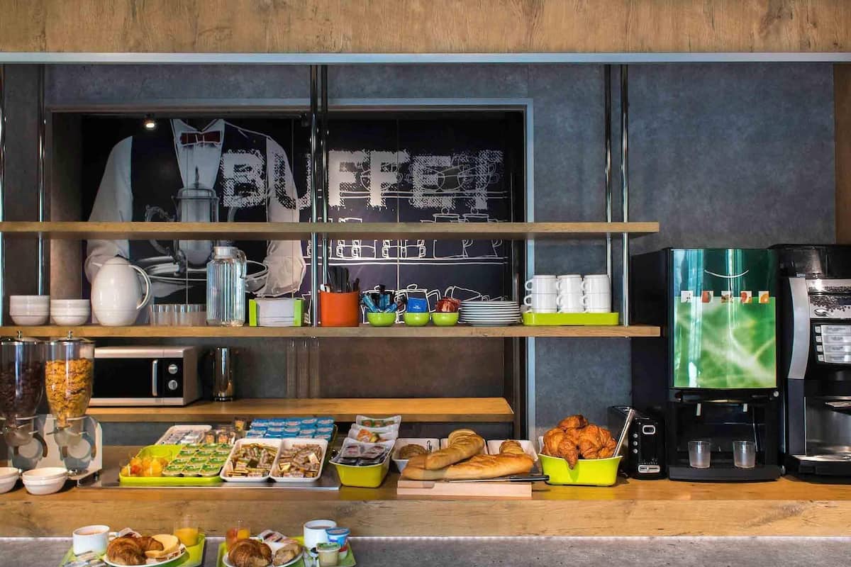 Triple Room, Multiple Beds | Desk, soundproofing, free WiFi, bed sheets