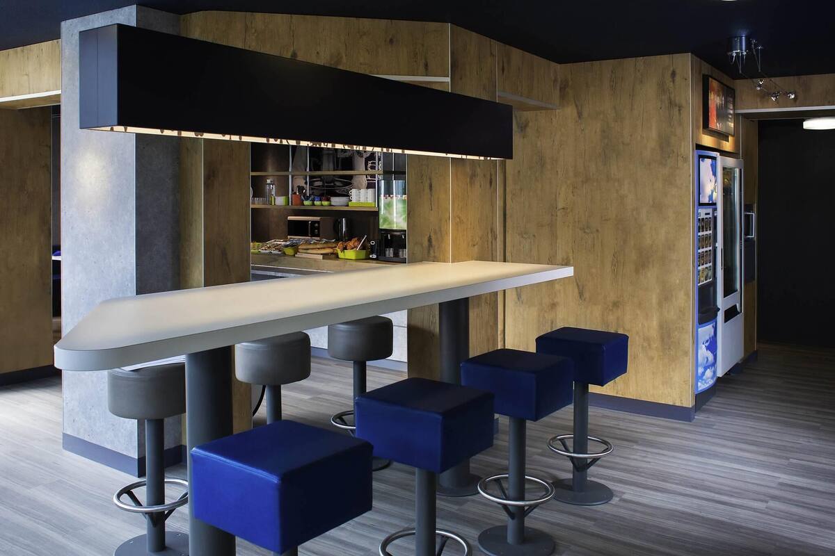 Desk, soundproofing, free WiFi, bed sheets