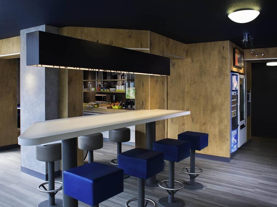 Escritorio, sistema de insonorización, wifi gratis y ropa de cama