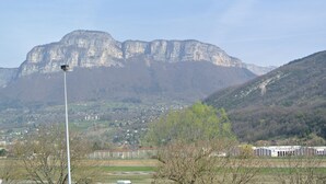 A mountainous landscape with a clear view of a town in the valley below. - ibis budget Chambéry Sud Challes les Eaux (Challes-les-Eaux)