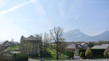 Ein Wohngebiet mit Häusern, einer Straße und einem Berg im Hintergrund.